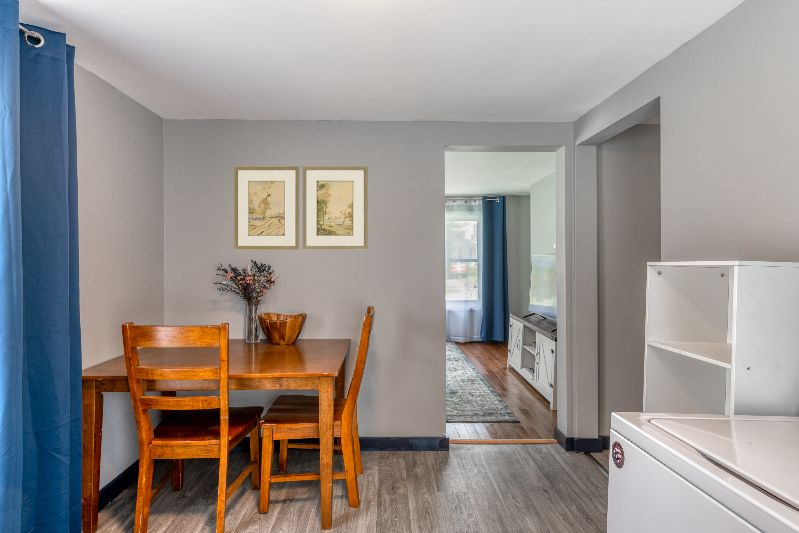 Newly Renovated 2 Bedroom Apartment - Photo 4