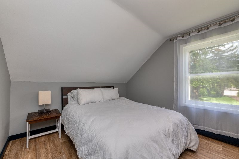 Newly Renovated 2 Bedroom Apartment - Photo 5