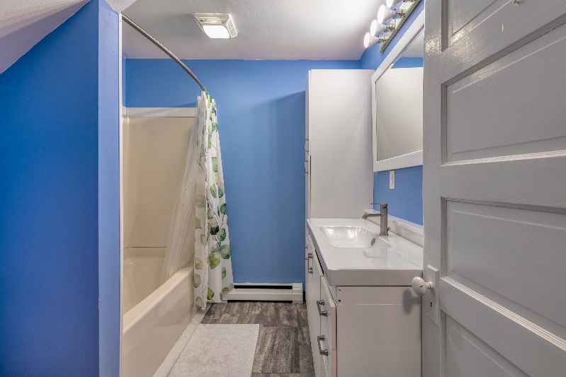 Newly Renovated 2 Bedroom Apartment - Photo 7