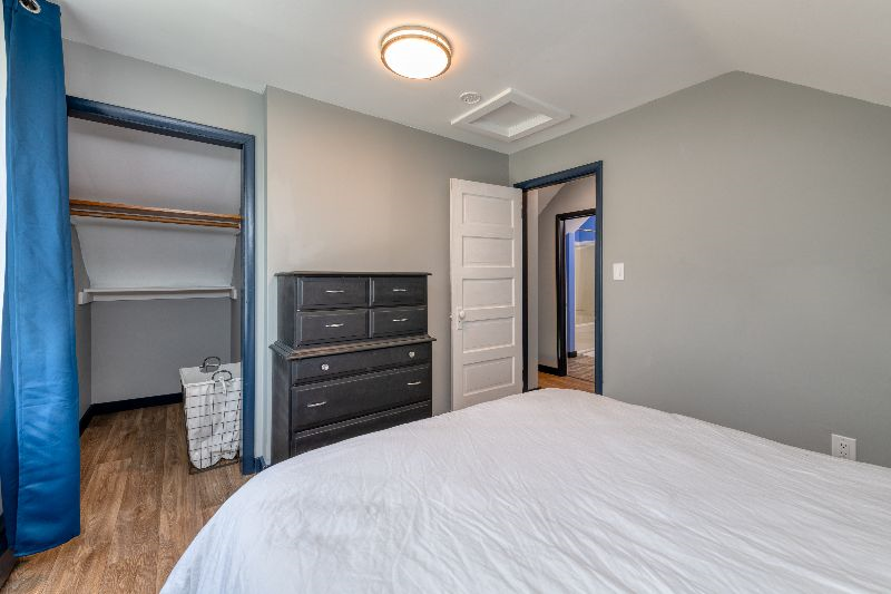 Newly Renovated 2 Bedroom Apartment - Photo 6