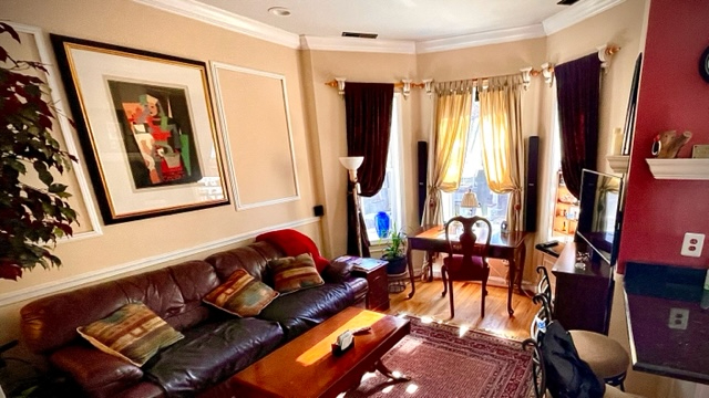Charming 1 BR with Bay Windows and High Ceilings Suite 4 - Photo 2