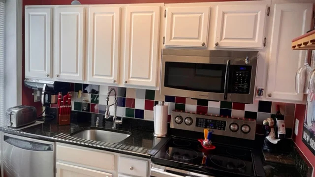 Charming 1 BR with Bay Windows and High Ceilings Suite 4 - Photo 3