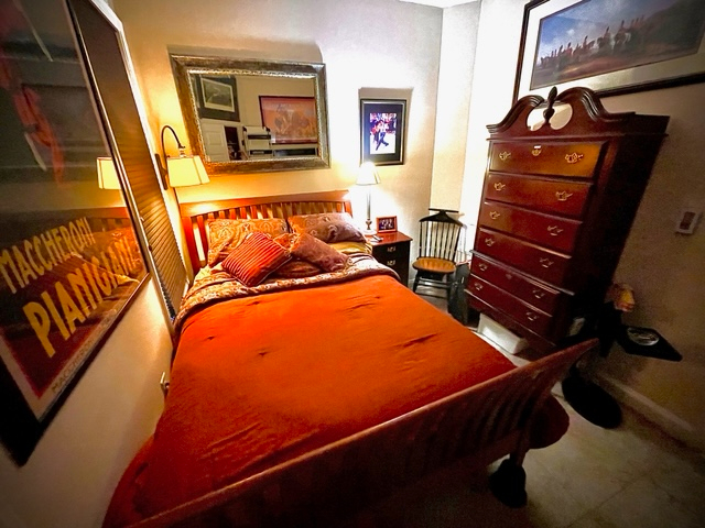 Charming 1 BR with Bay Windows and High Ceilings Suite 4 - Photo 7