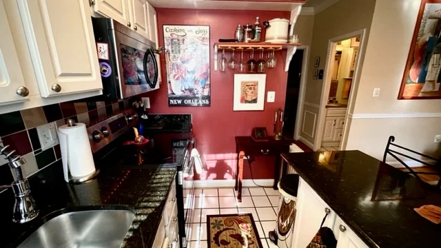Charming 1 BR with Bay Windows and High Ceilings Suite 4 - Photo 8
