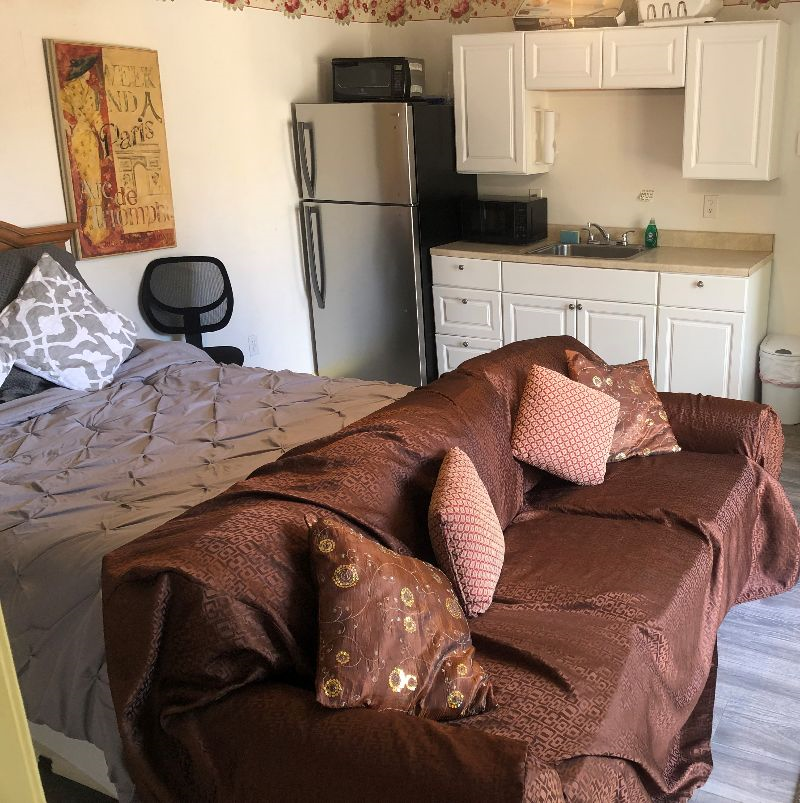 Private Studio 1 bd 1bth Sleeps 2 very close to Natividad and Memorial Hospitals Safe Neighborhood with Gated entry