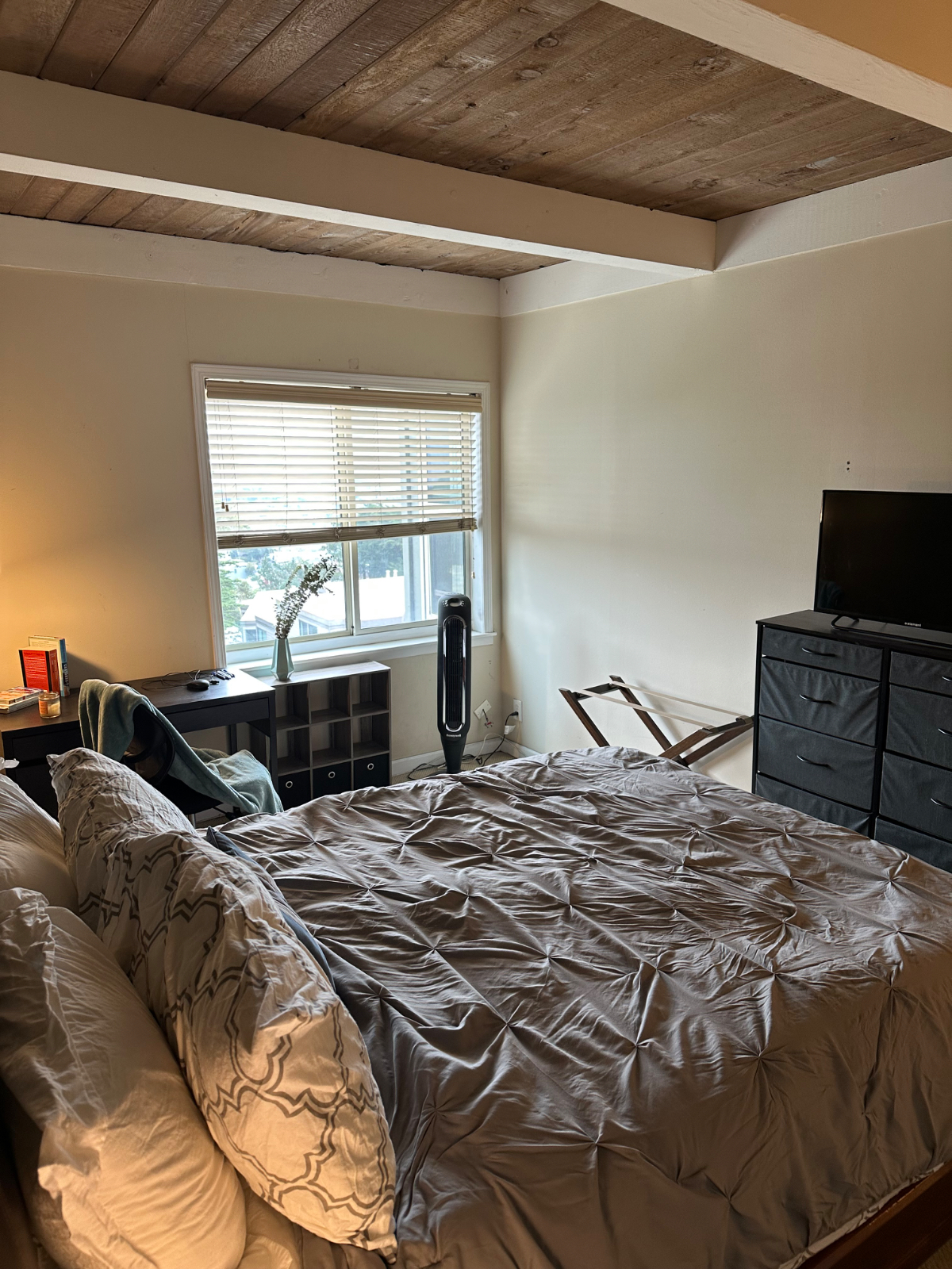 Spacious Master Bedroom w/ Ensuite Walk-in, Bathroom, Secure Parking More - Photo 4