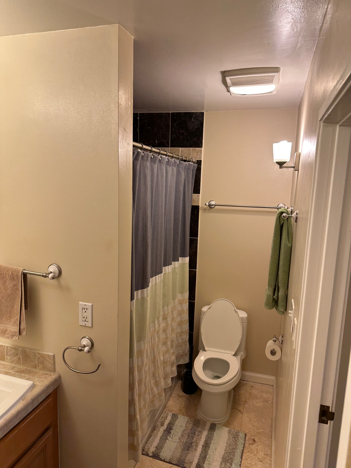Spacious Master Bedroom w/ Ensuite Walk-in, Bathroom, Secure Parking More - Photo 5