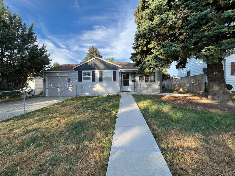 Spacious 2BD 1.5BATH, garage, yard washer and dryer - Photo 1