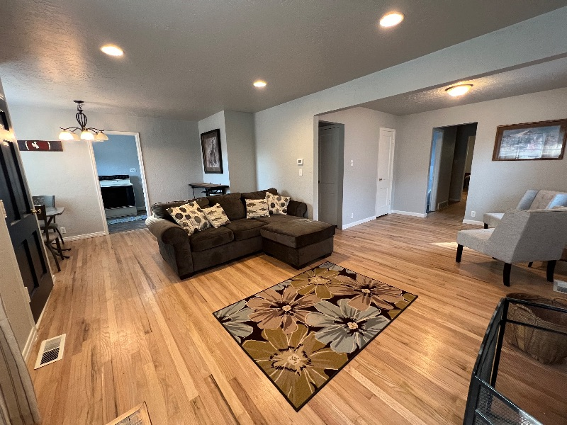 Spacious 2BD 1.5BATH, garage, yard washer and dryer - Photo 2