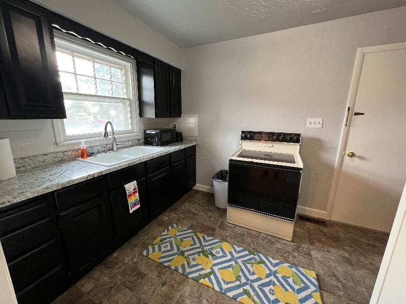 Spacious 2BD 1.5BATH, garage, yard washer and dryer - Photo 4