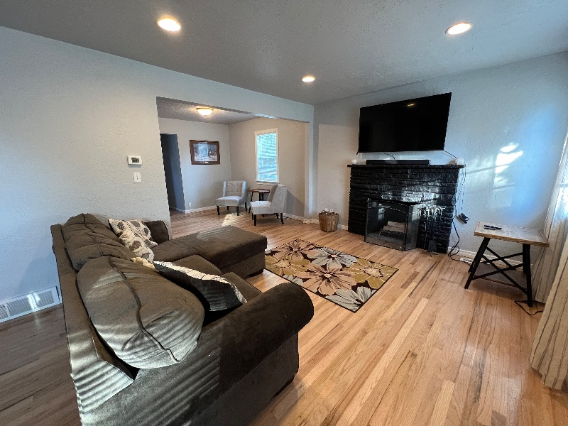 Spacious 2BD 1.5BATH, garage, yard washer and dryer - Photo 3