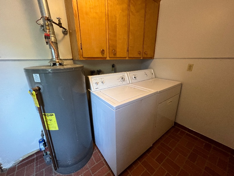 Spacious 2BD 1.5BATH, garage, yard  washer and dryer - Photo 11