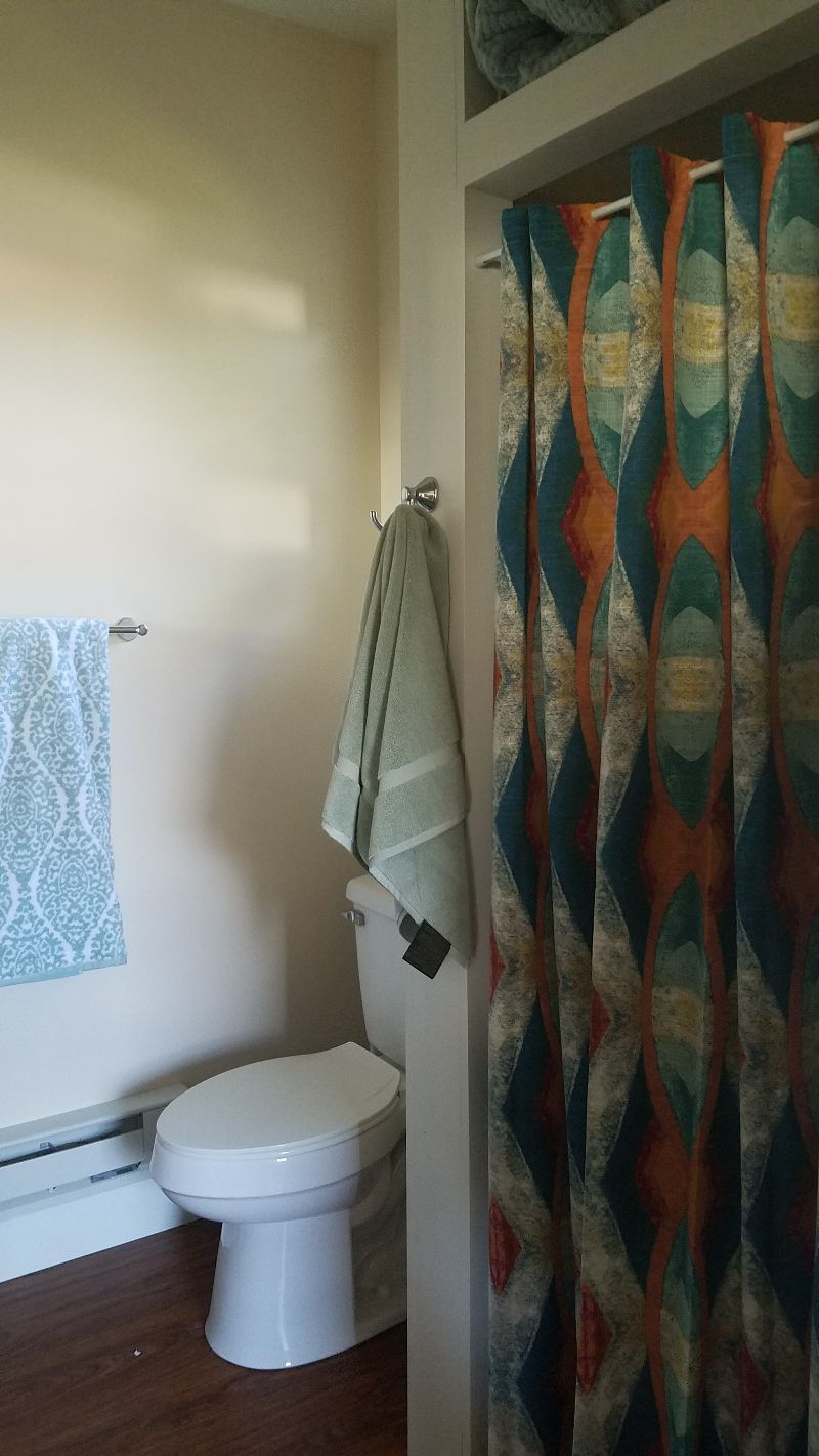 newly remodeled studio apartment, close to hospitals and colleges. - Photo 2