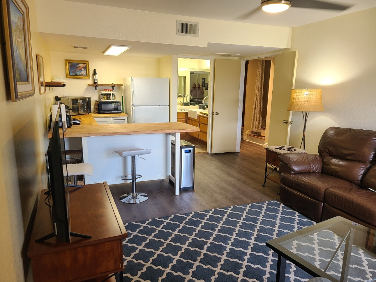 Quiet Canyon Retreat/Private Entrance & Large Deck/Long-Term Discounts/Cal King/Workspace - Photo 3