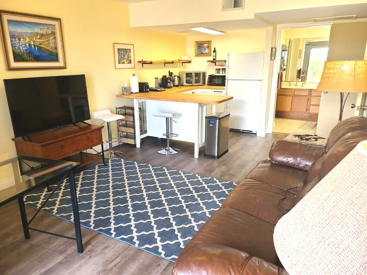 Quiet Canyon Retreat/Private Entrance & Large Deck/Long-Term Discounts/Cal King/Workspace - Photo 4