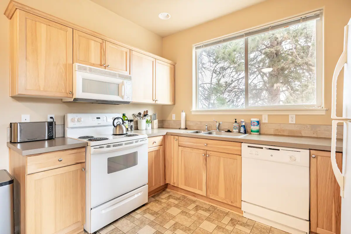 Quiet Furnished 2 Bedrooms Walking Distance to Old Mill - Photo 5