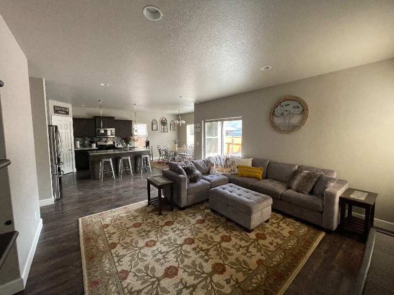 3 BR home with pool access, 5 acre park in neighborhood and close to the hospital - Photo 3