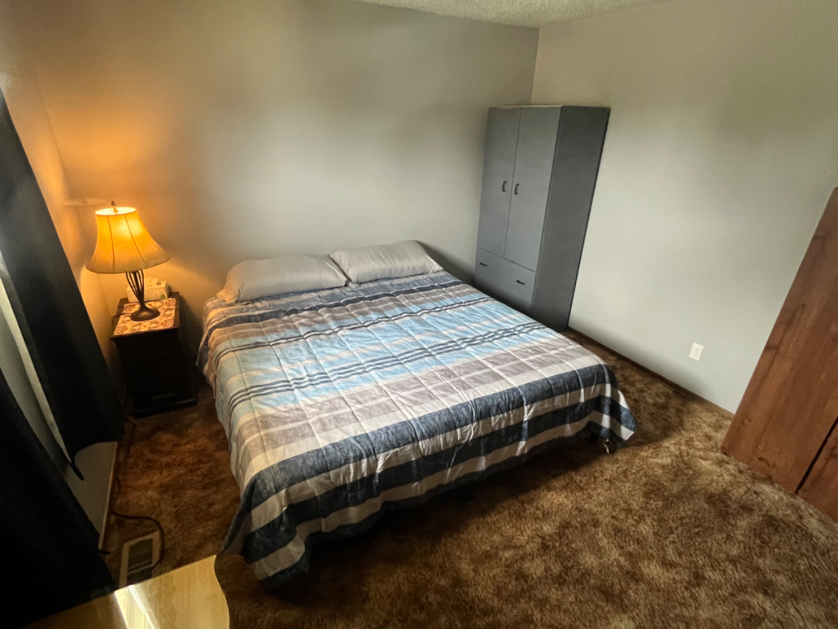 2 Bedroom, 1 bathroom Upstairs Apartment