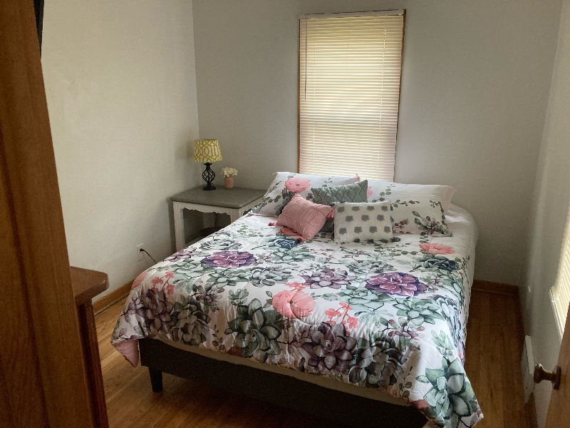 Quiet Place Near Downtown The Flower Room or Paris Room or home Available - Photo 2