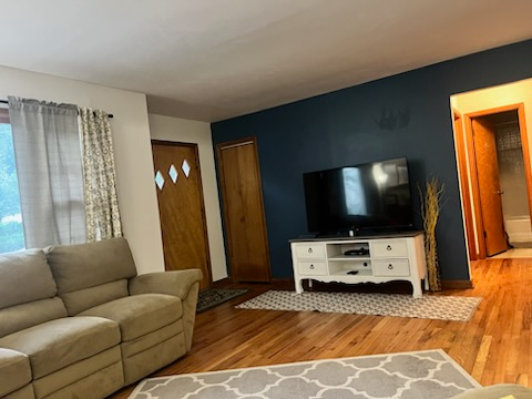 Quiet Place Near Downtown The Flower Room or Paris Room or home Available - Photo 3