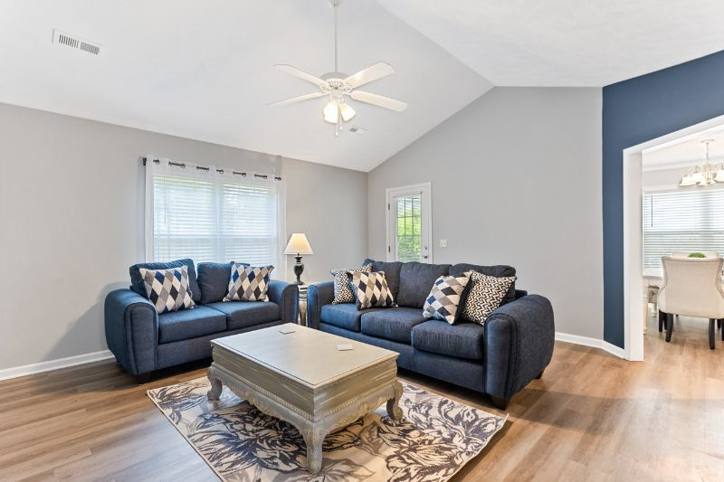 Fully Furnished. North of Monkey Junction, 3 bd, 2 ba home w/ 2 car garage and fenced in yard. 10 mi - Photo 3