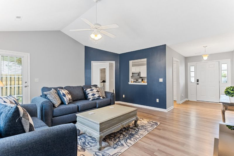 Fully Furnished. North of Monkey Junction, 3 bd, 2 ba home w/ 2 car garage and fenced in yard. 10 mi - Photo 2