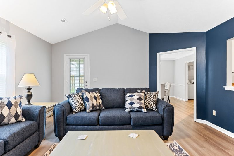 Fully Furnished. North of Monkey Junction, 3 bd, 2 ba home w/ 2 car garage and fenced in yard. 10 mi - Photo 4