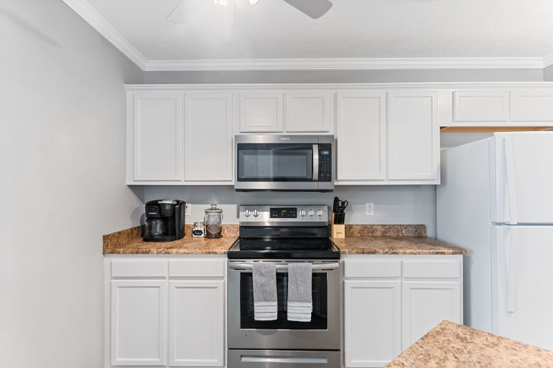 Fully Furnished. North of Monkey Junction, 3 bd, 2 ba home w/ 2 car garage and fenced in yard. 10 mi - Photo 8