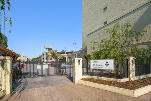 2 bedroom condo directly on the Mardi Gras parade route. - Photo 3
