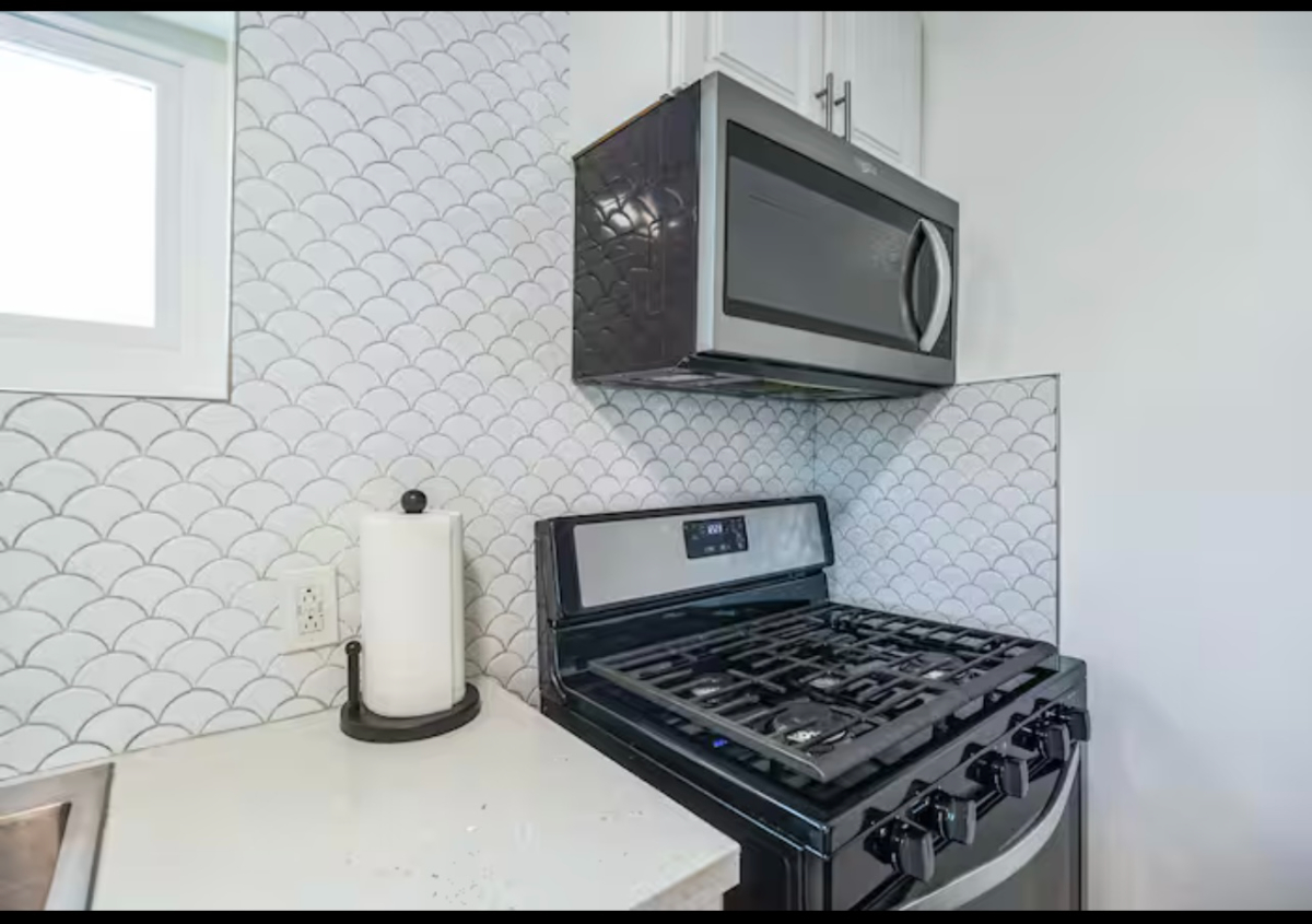 Adorable 1-Bedroom Bungalow Style Guest House - Photo 2