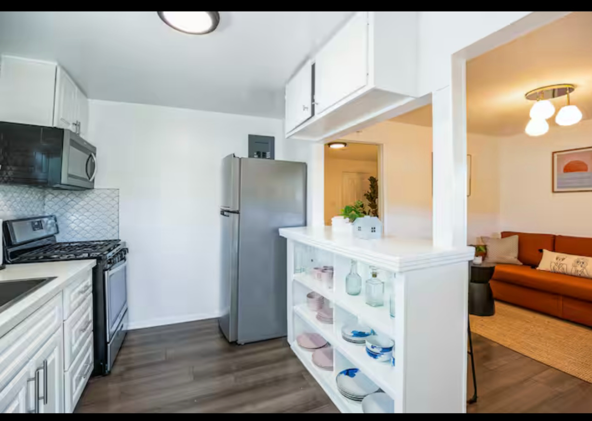 Adorable 1-Bedroom Bungalow Style Guest House - Photo 4
