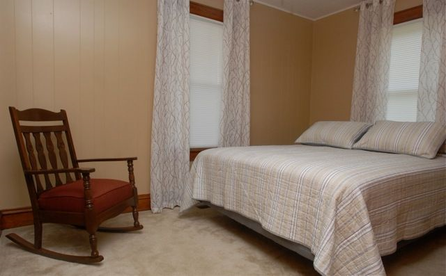 FURNISHED HOUSE--100 P0PLAR ST. - Photo 3