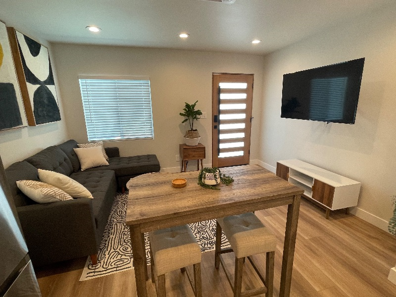 Newly Modern 1 Bedroom - Completely Separate GUEST HOUSE. - Photo 5