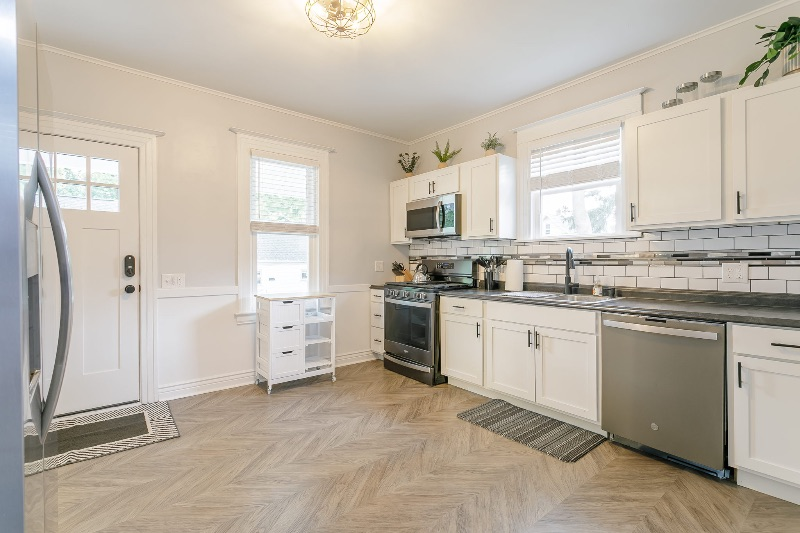 Fresh Modern Apartment - 5 Minute walk to U of R/Strong Hospital - Photo 11