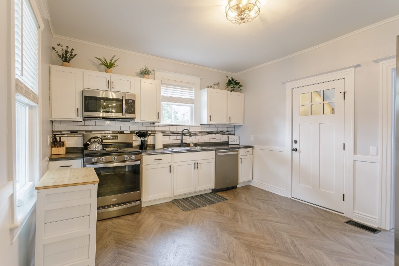 Fresh Modern Apartment - 5 Minute walk to U of R/Strong Hospital - Photo 12