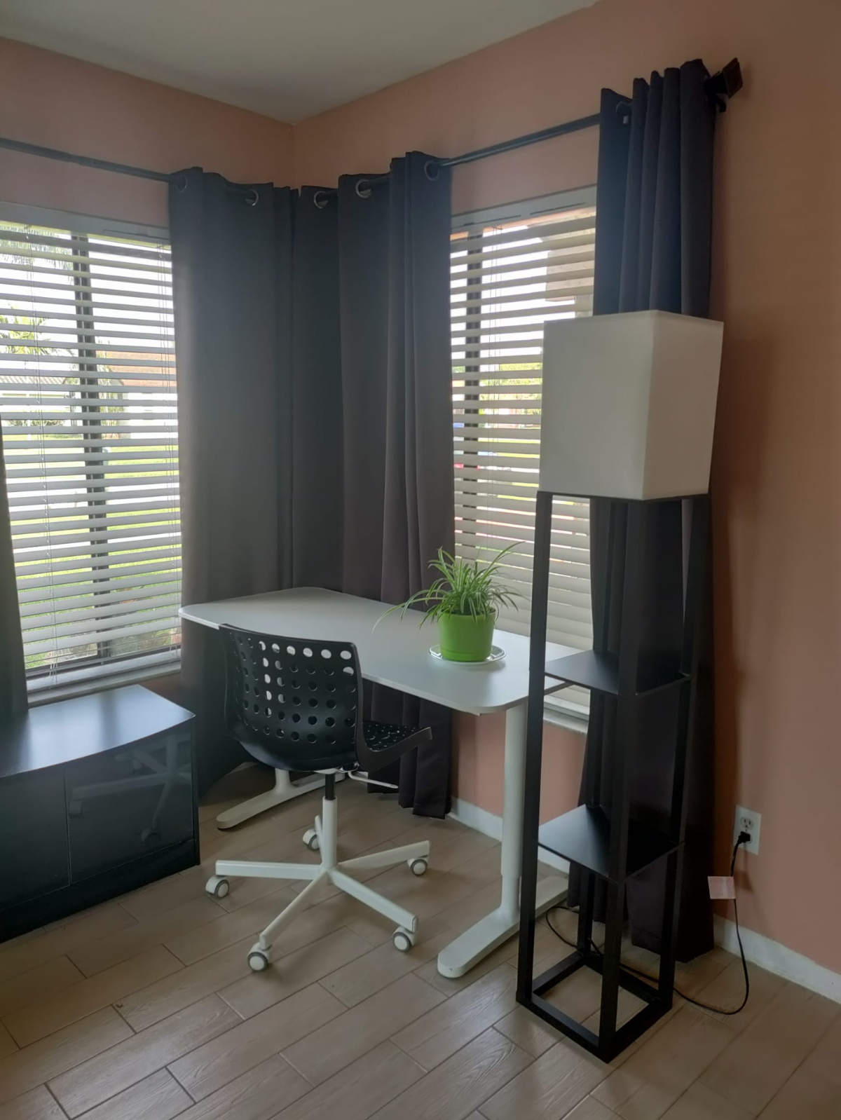 Beautiful and Spacious Bedroom In Plantation...