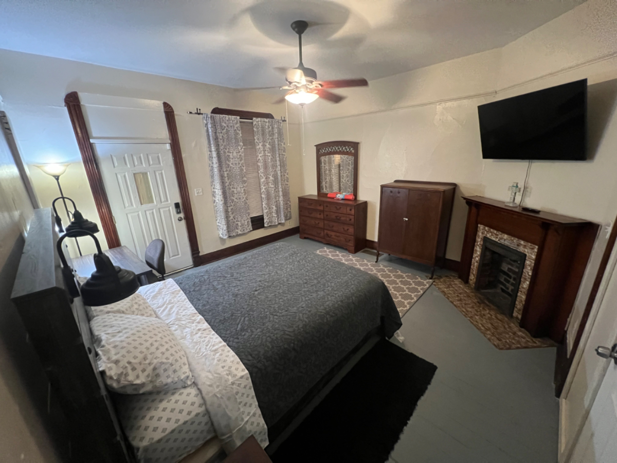 Queen Bed, main floor