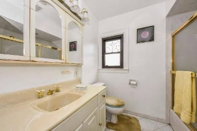Cozy and comfortable fully furnished room located in the incorporated village of Valley Stream near - Photo 2