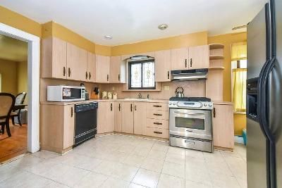 Cozy and comfortable fully furnished room located in the incorporated village of Valley Stream near - Photo 3