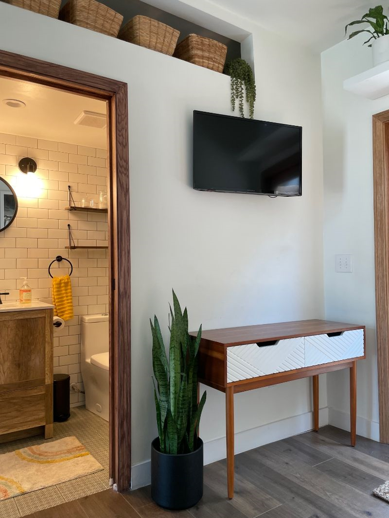 Bright, Modern Studio with a Private Patio - Photo 6