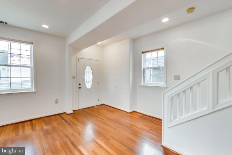 Young Professionals looking for Roommate in Remodeled Home in NE DC - Photo 1