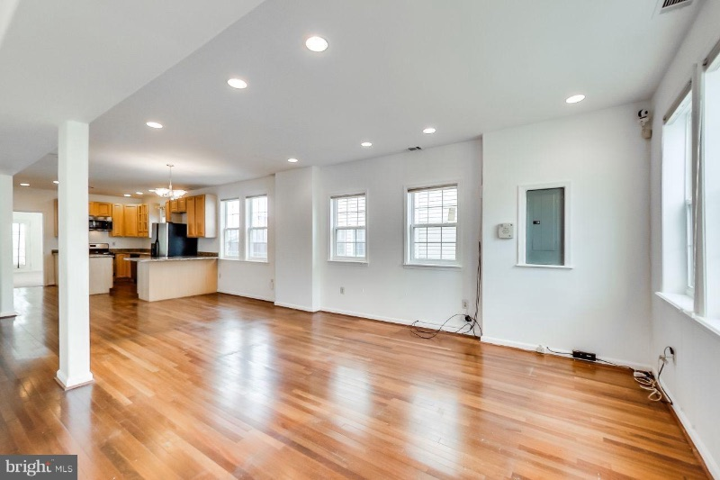 Young Professionals looking for Roommate in Remodeled Home in NE DC - Photo 2