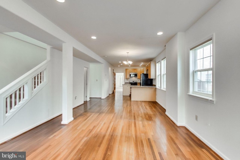 Young Professionals looking for Roommate in Remodeled Home in NE DC - Photo 4