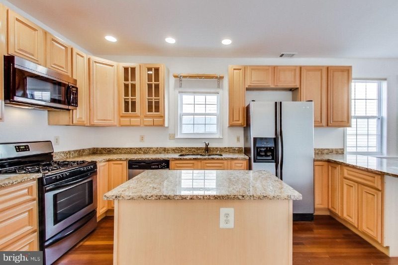 Young Professionals looking for Roommate in Remodeled Home in NE DC - Photo 5