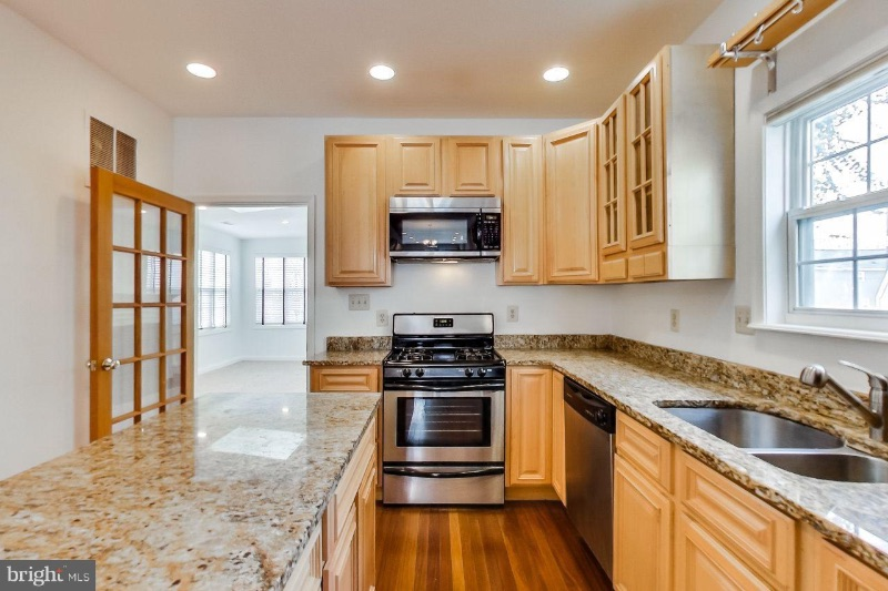 Young Professionals looking for Roommate in Remodeled Home in NE DC - Photo 7