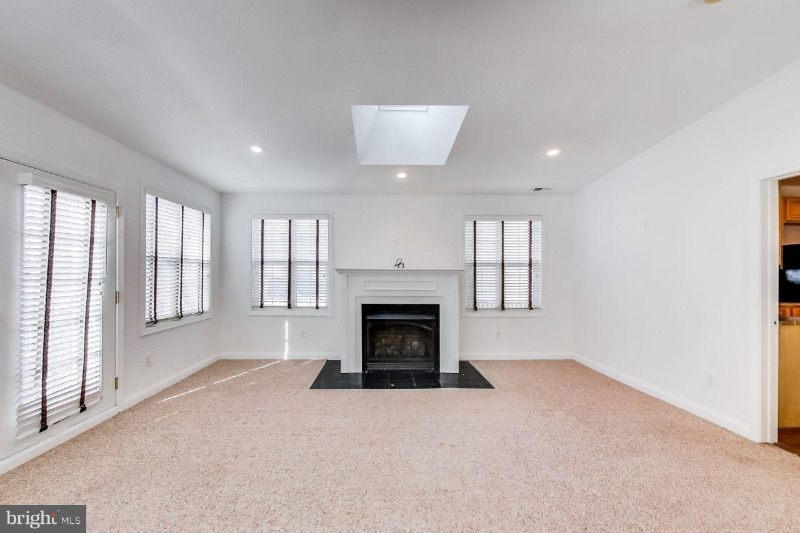 Young Professionals looking for Roommate in Remodeled Home in NE DC - Photo 8
