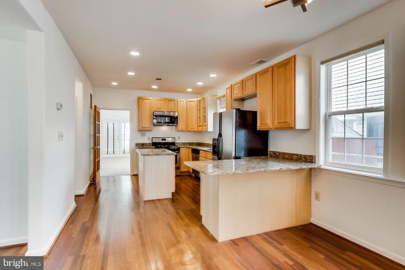 Young Professionals looking for Roommate in Remodeled Home in NE DC - Photo 10