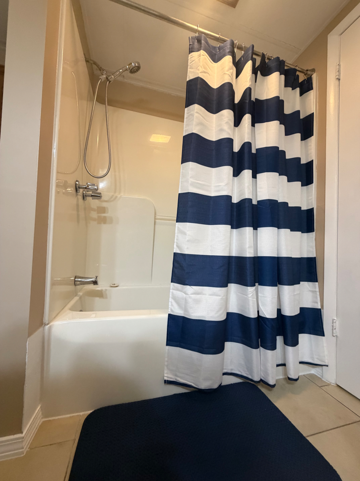FURNISHED- new renovation .1 BEDROOM 1 BATH 608 Myers Ave. - Photo 3