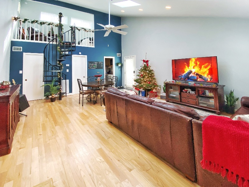 Downtown King Loft 15 min to Pensacola Beach