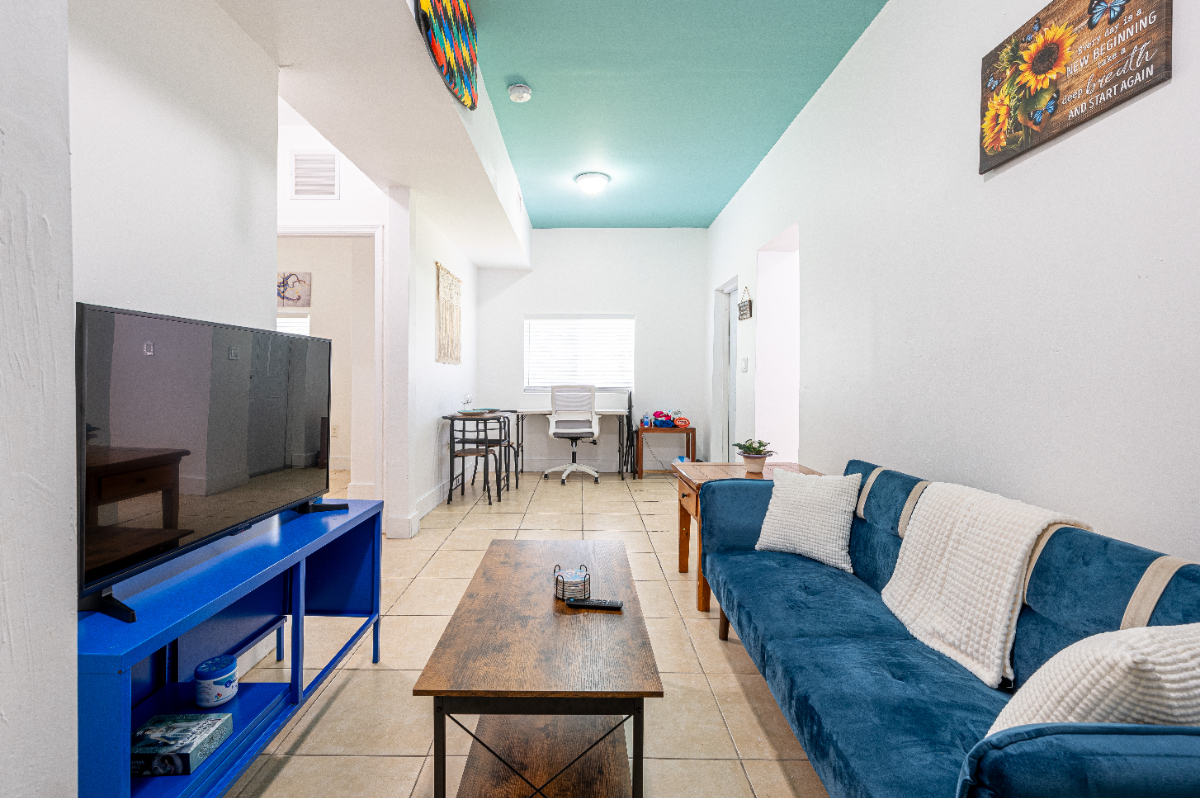 Full Washer/Dryer, Dishwasher, Internet & Parking